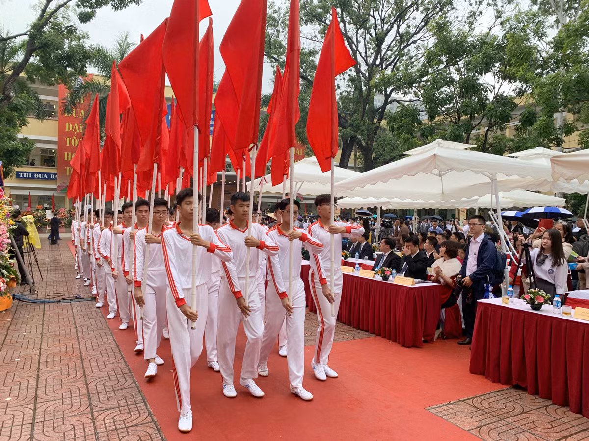Ngôi trường luôn là niềm tự hào của các thế hệ học sinh suốt 60 năm qua. Ảnh: Tùng Dương. Ngôi trường luôn là niềm tự hào của các thế hệ học sinh suốt 60 năm qua. Ảnh: Tùng Dương.