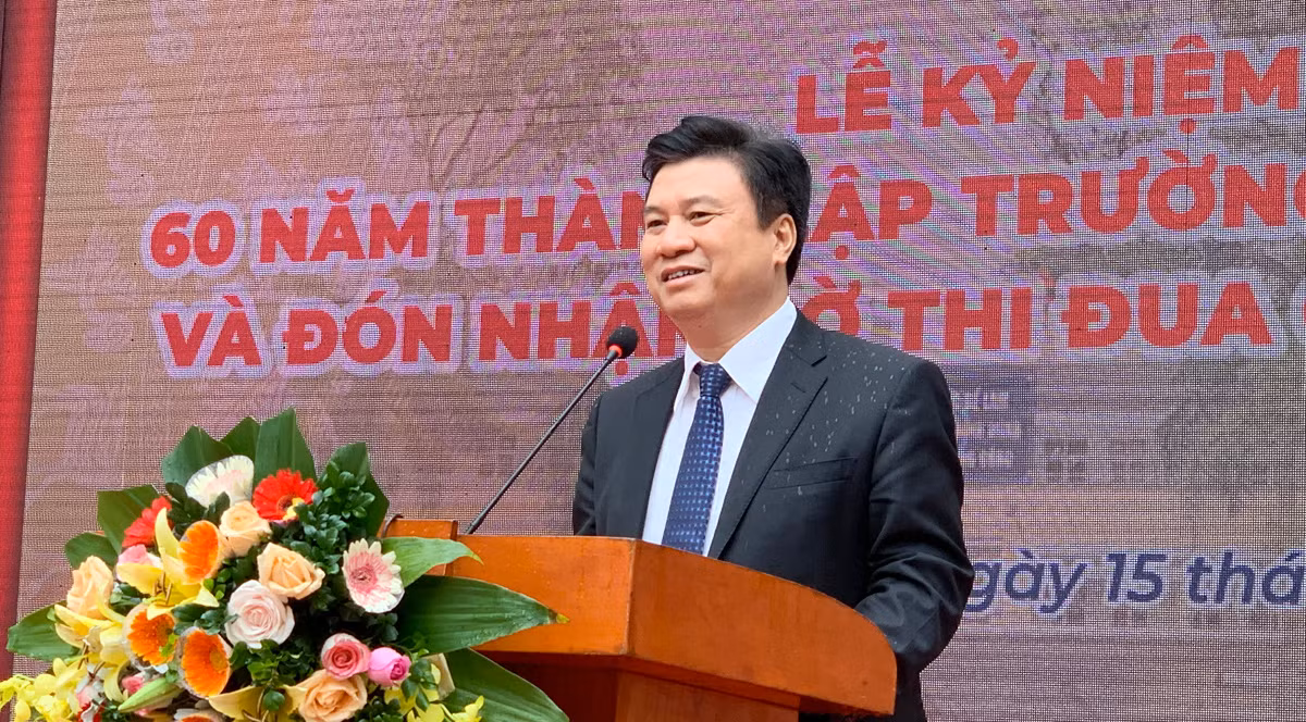 Nhà giáo ưu tú,Tiến sĩ Nguyễn Hữu Độ -Thứ trưởng Bộ Giáo dục và Đào tạo phát biểu căn dặn thầy và trò nhà trường trong lễ kỷ niệm. Ảnh: Tùng Dương. Nhà giáo ưu tú,Tiến sĩ Nguyễn Hữu Độ -Thứ trưởng Bộ Giáo dục và Đào tạo phát biểu căn dặn thầy và trò nhà trường trong lễ kỷ niệm. Ảnh: Tùng Dương.