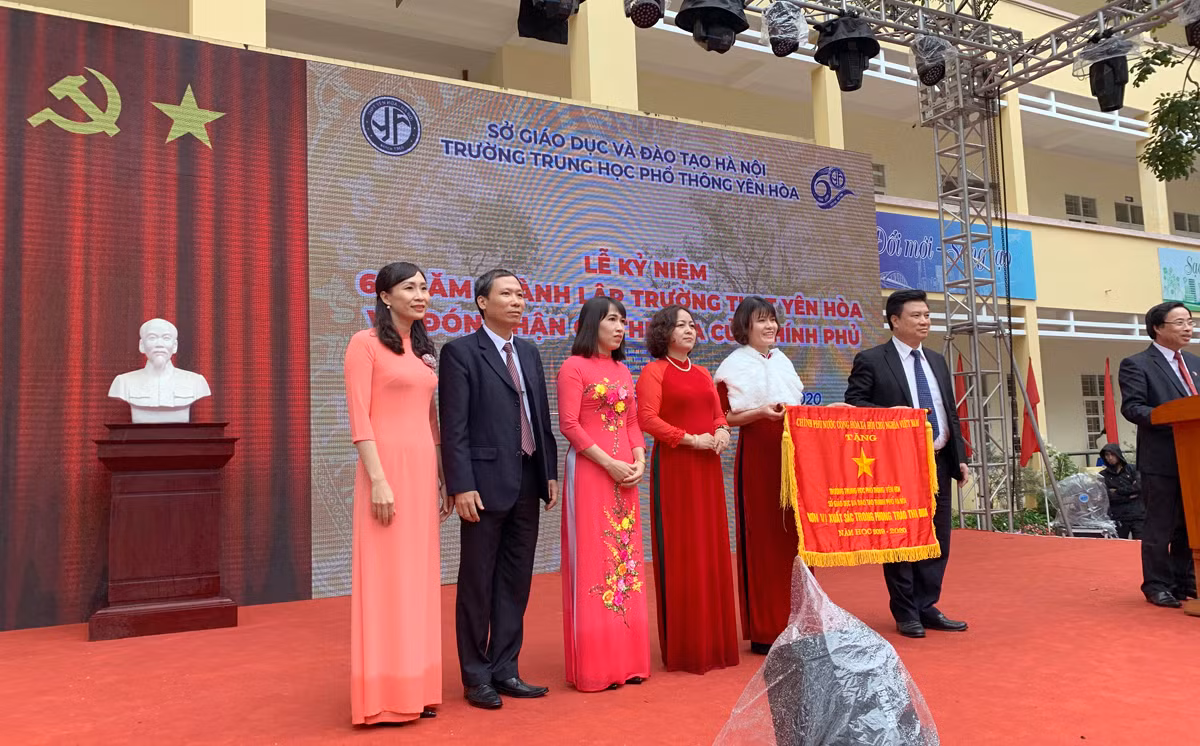 Ban giám hiệu Trường Trung học phổ thông Yên Hòa nhận Cờ thi đua của Chính phủ trao tặng trong lễ kỷ niệm. Ảnh: Tùng Dương. Ban giám hiệu Trường Trung học phổ thông Yên Hòa nhận Cờ thi đua của Chính phủ trao tặng trong lễ kỷ niệm. Ảnh: Tùng Dương.