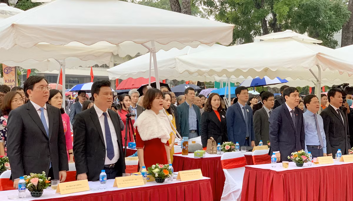 Các đồng chí trong Ban Giám hiệu nhà trường và các đại biểu tham dự lễ kỷ niệm làm lễ chào cờ. Ảnh: Tùng Dương. Các đồng chí trong Ban Giám hiệu nhà trường và các đại biểu tham dự lễ kỷ niệm làm lễ chào cờ. Ảnh: Tùng Dương.