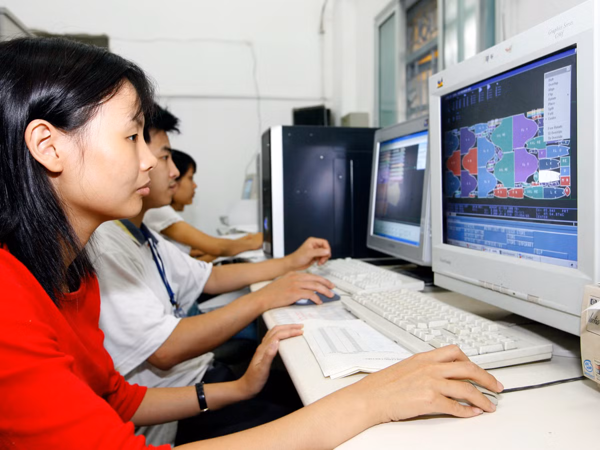 Người dân không phải ai cũng có đủ điều kiện để học lên đại học, nên khi học hết Trung học cơ sở thì họ đi học nghề, và vừa học vừa làm để tiến thân. Ảnh minh họa: Tùng Dương.