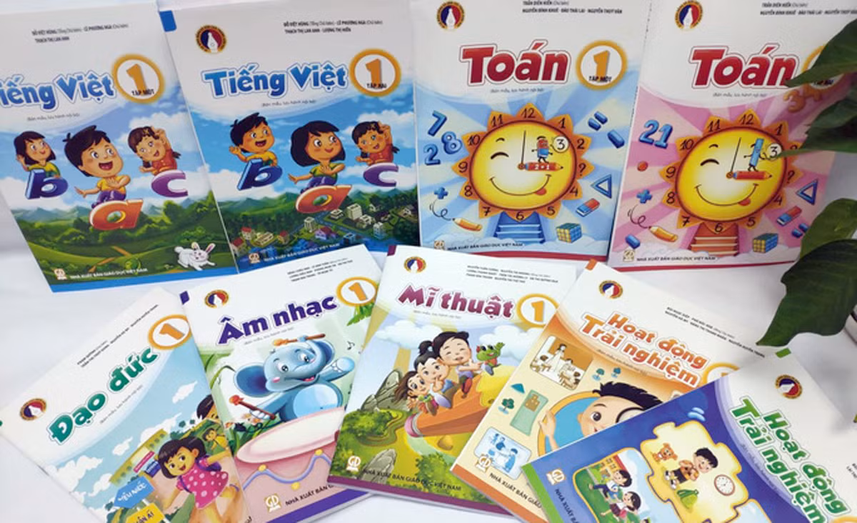 Giá sách giáo khoa lớp 1 năm học 2019 - 2020 theo chương trình giáo dục hiện hành chỉ 54.000 đồng/bộ, thì hiện nay giá sách giáo khoa mới tăng đến 267%. Giá sách giáo khoa lớp 1 năm học 2019 - 2020 theo chương trình giáo dục hiện hành chỉ 54.000 đồng/bộ, thì hiện nay giá sách giáo khoa mới tăng đến 267%.