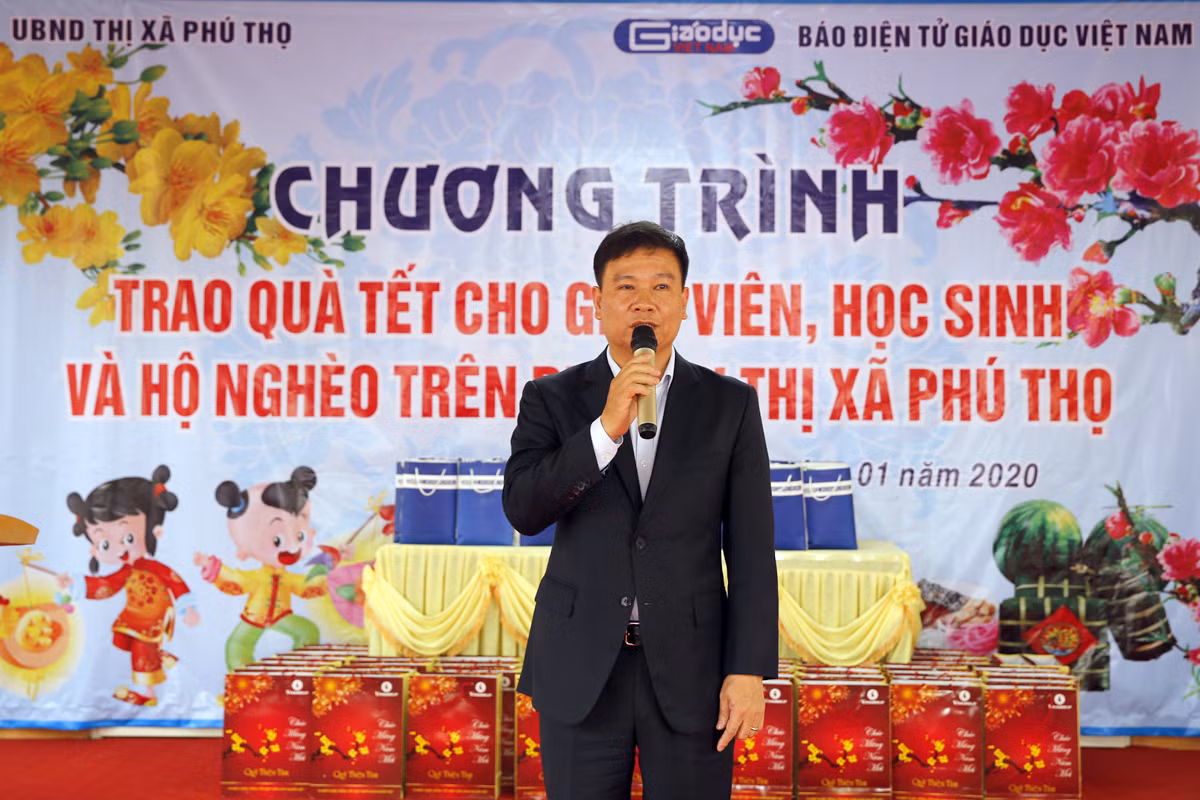 Nhà báo Nguyễn Tiến Bình - Tổng biên tập Báo điện tử Giáo dục Việt Nam, đã gửi lời thăm hỏi động viên đến các hộ nghèo trên địa bàn thị xã Phú Thọ, tỉnh Phú Thọ. Ảnh: Tùng Dương.