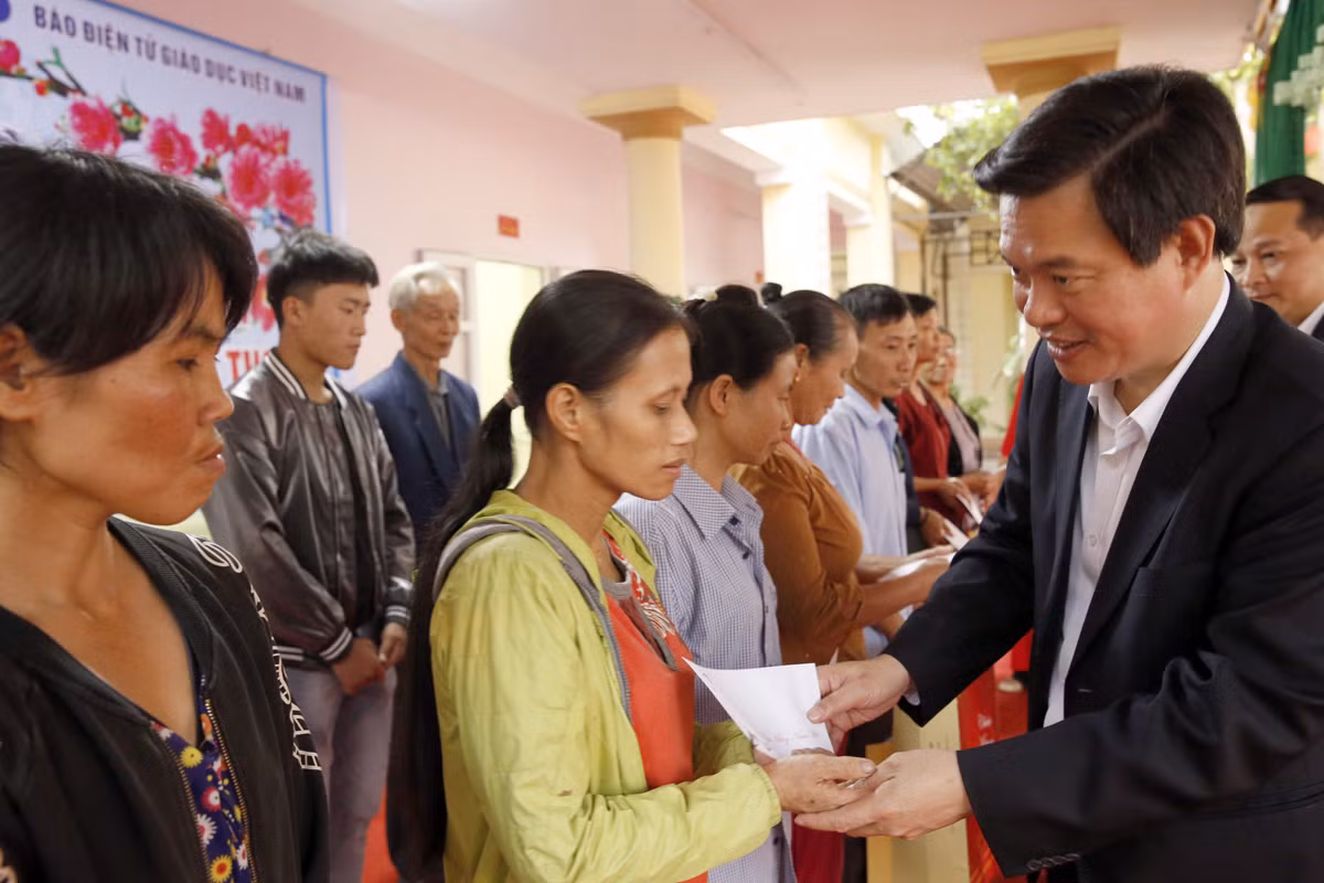 Tiến sĩ Trịnh Thế Truyền - Giám đốc Sở Giáo dục và Đào tạo tỉnh Phú Thọ, đang trao quà cho các hộ nghèo. Ảnh: Tùng Dương.