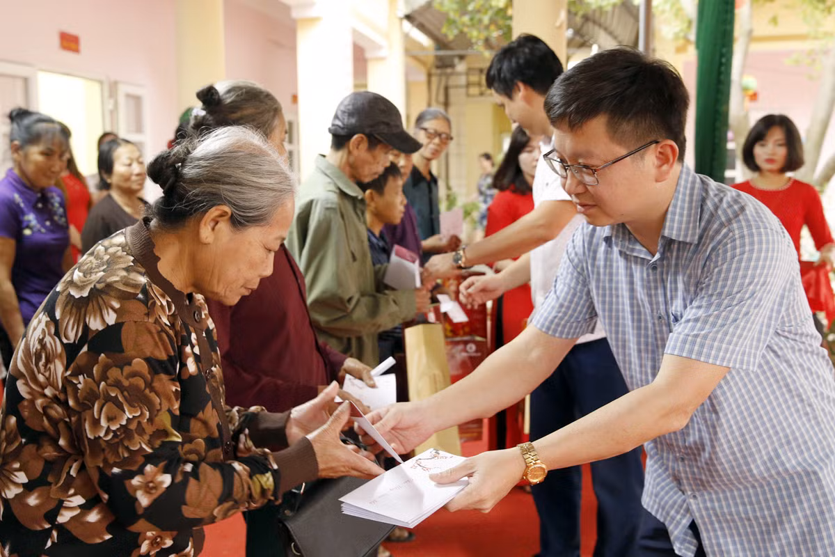 Ông Nguyễn Thanh Tùng - Trưởng phòng Lao động - Thương binh và Xã hội thị xã Phú Thọ, đang trao quà cho các hộ nghèo. Ảnh: Tùng Dương.