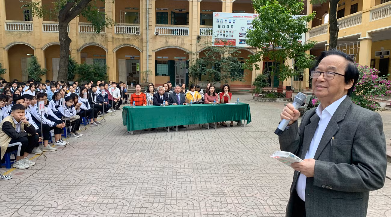 Giáo sư Nguyễn Lân Dũng đã đưa ra 31 lời khuyên sâu sắc và bổ ích cho học sinh và đã truyền cảm hứng, lan tỏa cho học sinh cả trường bằng những câu hô vang ủng hộ. Ảnh: Tùng Dương.