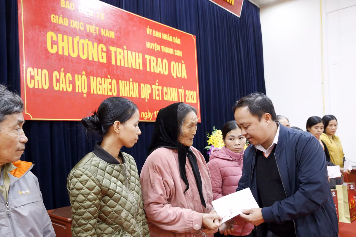 Ông Vũ Anh Tuấn - Bí thư Đảng ủy xã Thục Luyện, đang trao quà Tết cho các hộ nghèo ở xã Thục Luyện. Ảnh: Tùng Dương.