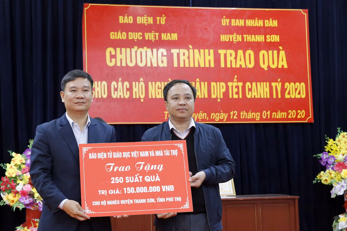 Nhà báo Nguyễn Tiến Bình - Tổng biên tập Báo điện tử Giáo dục Việt Nam (người bên trái ) và ông Vũ Anh Tuấn - Bí thư Đảng ủy xã Thục Luyện. Ảnh: Tùng Dương.
