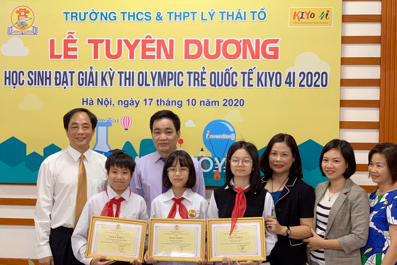 3 học sinh nhóm 2 bằng vốn từ tiếng Anh phong phú, khả năng thuyết trình lưu loát cùng kỹ thuật Công nghệ thông tin và khả năng lập luận tốt đã thuyết phục được ban giam khảo với đề tài Tìm hiểu về ảnh hưởng của việc chơi game đến tư duy của học sinh. Ảnh: TD.