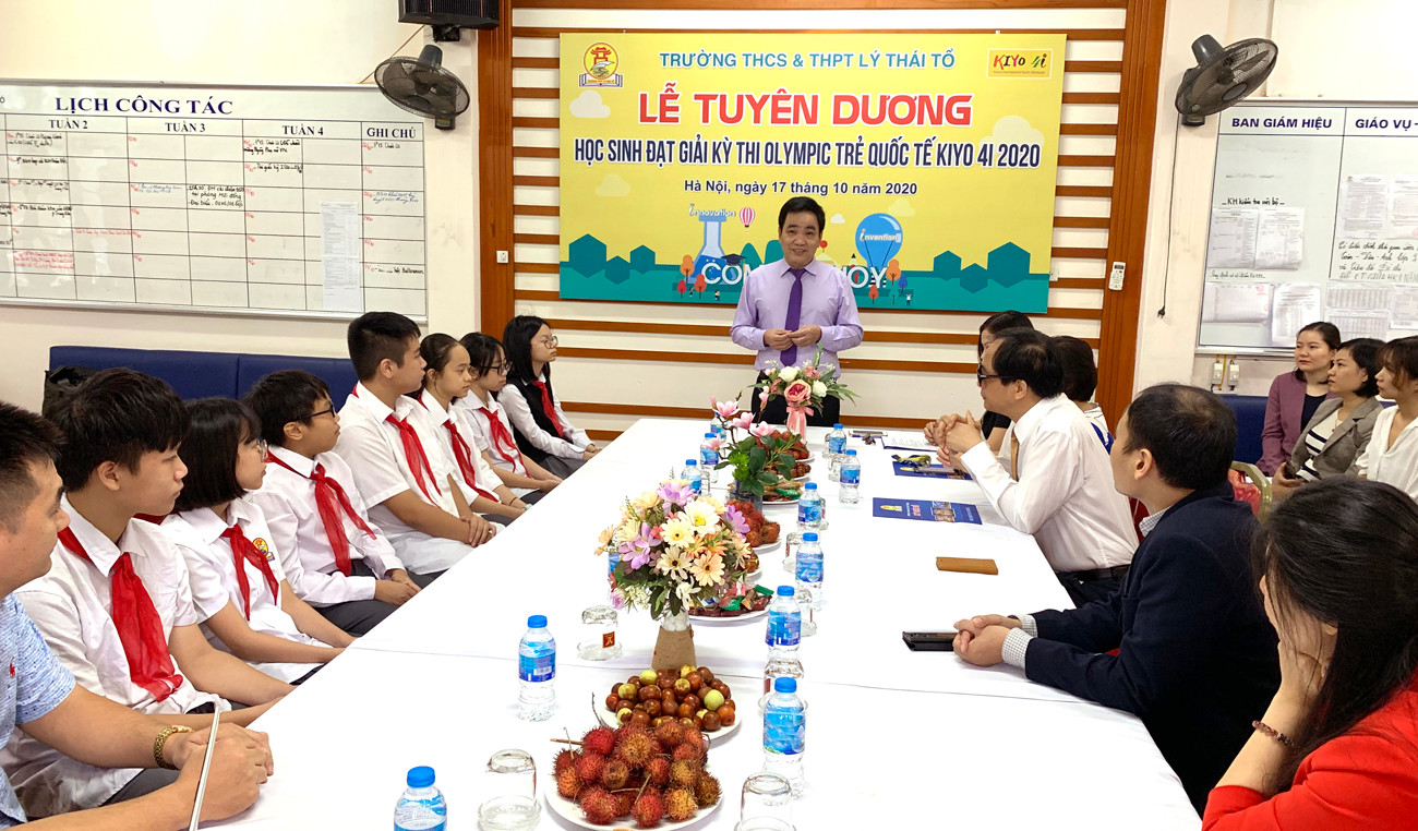 Thầy Đoàn Công Thạo - Trợ lý của Chủ tịch Hội đồng quản trị tổng công ty Vinaconex phụ trách giáo dục phát biểu tuyên dương các em học sinh đạt giải. Ảnh: TD. Thầy Đoàn Công Thạo - Trợ lý của Chủ tịch Hội đồng quản trị tổng công ty Vinaconex phụ trách giáo dục phát biểu tuyên dương các em học sinh đạt giải. Ảnh: TD.