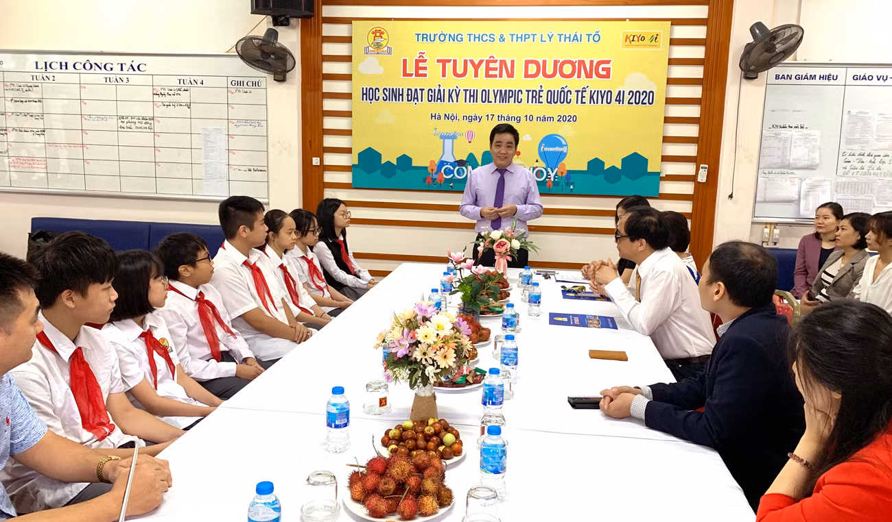 Thầy Đoàn Công Thạo - Trợ lý của Chủ tịch Hội đồng quản trị tổng công ty Vinaconex phụ trách giáo dục phát biểu tuyên dương các em học sinh đạt giải. Ảnh: TD.