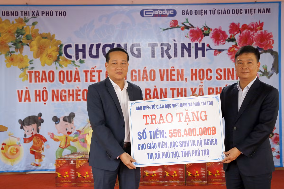 Nhà báo Nguyễn Tiến Bình - Tổng biên tập Báo điện tử Giáo dục Việt Nam (bên phải) và ông Nguyễn Công Huân - Phó chủ tịch Ủy ban nhân dân thị xã Phú Thọ. Ảnh: Tùng Dương.