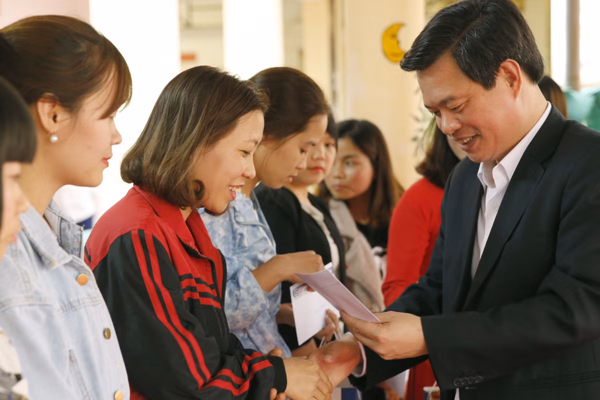Tiến sĩ Trịnh Thế Truyền - Giám đốc Sở Giáo dục và Đào tạo tỉnh Phú Thọ, đang trao quà cho các giáo viên. Ảnh: Tùng Dương.