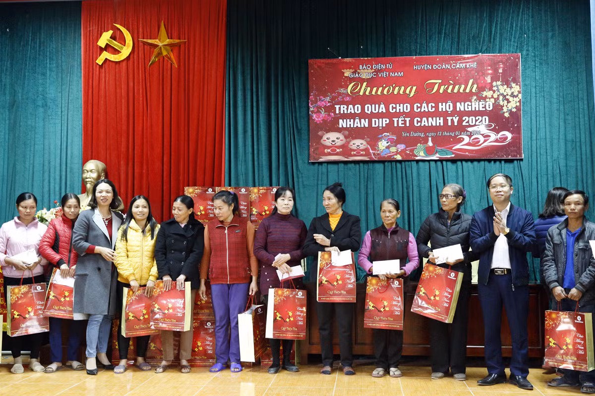 Ông Nguyễn Ánh Hoàng - Trưởng phòng Giáo dục và Đào tạo thị xã Phú Thọ (người thứ 2 bên phải) và bà Đỗ Thị Kim Quý - huyện Ủy viên, Bí thư huyện đoàn Cẩm Khê (người thứ 3 bên trái ) đang trao quà cho các gia đình có hoàn cảnh khó khăn tại xã Yên Dưỡng. Ảnh: Tùng Dương.