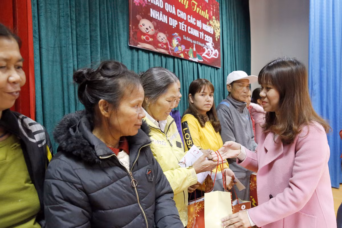 Bà Đỗ Thị Thu Hường - Phó Bí thư huyện đoàn Cẩm Khê đang trao quà cho các gia đình có hoàn cảnh khó khăn tại xã Yên Dưỡng. Ảnh: Tùng Dương.