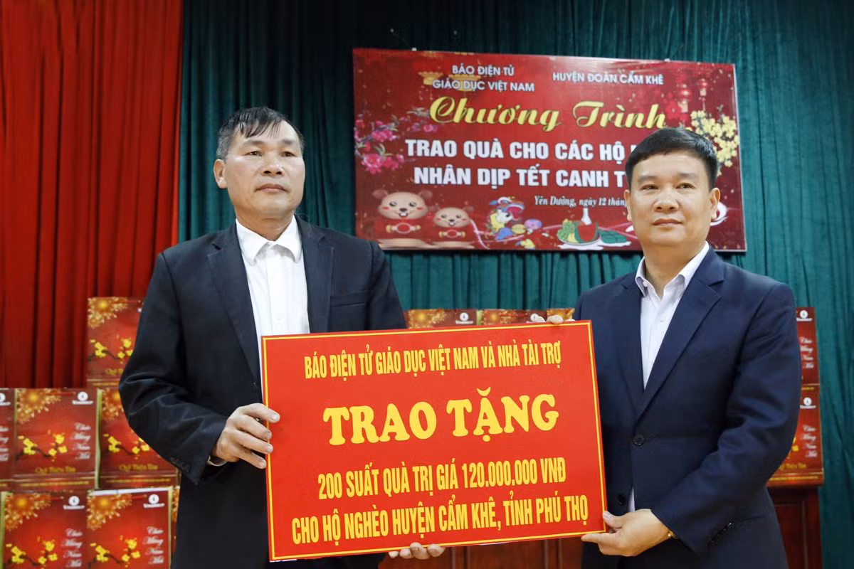 Nhà báo Nguyễn Tiến Bình - Tổng biên tập Báo điện tử Giáo dục Việt Nam (người bên phải ) và ông Nguyễn Xuân Tú - Chủ tịch Ủy ban nhân dân xã Yên Dưỡng. Ảnh: Tùng Dương.