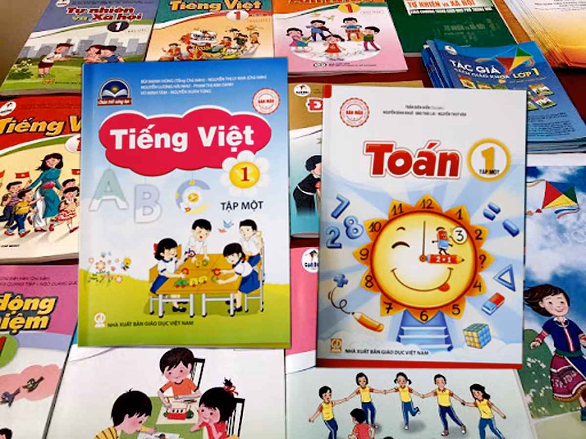 Đầu năm 2019, Nhà xuất bản Giáo dục Việt Nam lại “âm thầm” tăng giá sách giáo khoa khi chưa được sự đồng ý của Bộ Giáo dục và Đào tạo. Ảnh minh họa: Tùng Dương. Đầu năm 2019, Nhà xuất bản Giáo dục Việt Nam lại “âm thầm” tăng giá sách giáo khoa khi chưa được sự đồng ý của Bộ Giáo dục và Đào tạo. Ảnh minh họa: Tùng Dương.