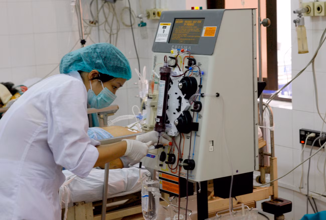 Sự nỗ lực không ngừng nghỉ của các y bác sĩ trong thời gian qua đã giúp tạo nên thành công trong điều trị ca bệnh Covid -19 tại các cơ sở khám chữa bệnh, thể hiện bằng tỷ lệ điều trị khỏi cao - tới 96,4%. Ảnh minh họa: Tùng Dương.