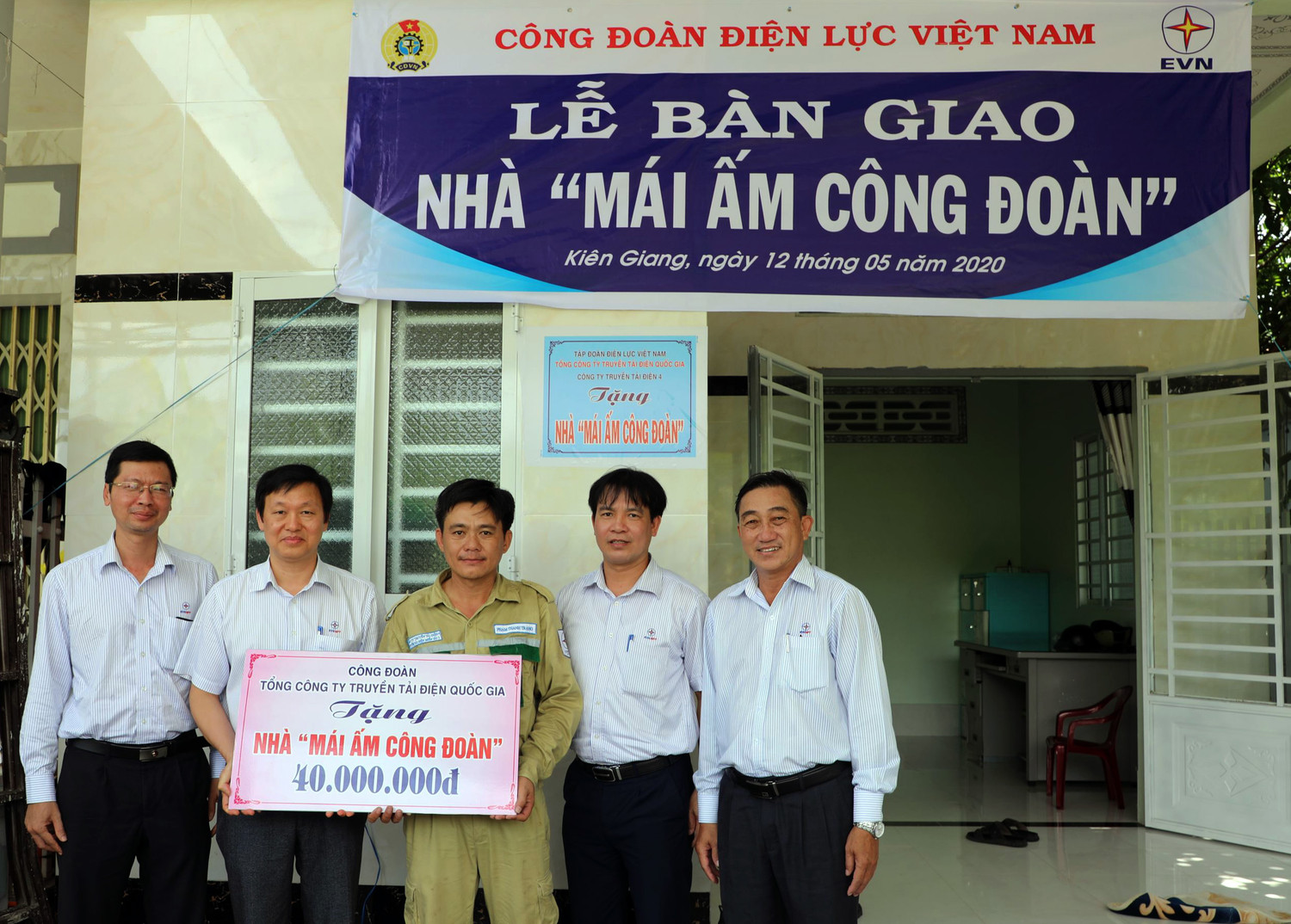 Trao tặng nhà Mái ấm Công đoàn.cho người lao động. Ảnh: EVNNPT.