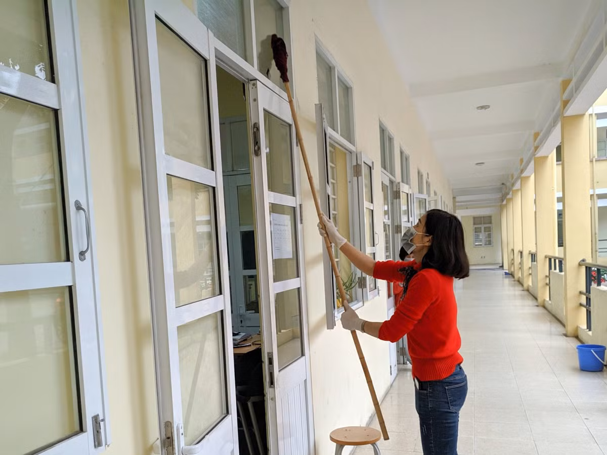 Toàn bộ cửa ra vào, cửa sổ các lớp học đều được lau sạch sẽ. Ảnh: Yên Hòa. Toàn bộ cửa ra vào, cửa sổ các lớp học đều được lau sạch sẽ. Ảnh: Yên Hòa.
