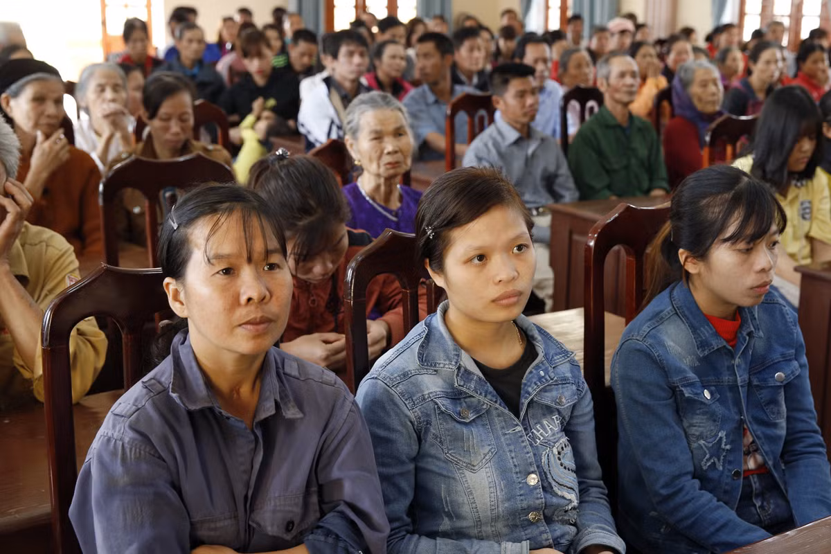 Mỗi suất quà là tiền mặt 600 nghìn đồng từ quỹ thiện nguyện của tập đoàn Vingroup kết hợp với Báo điện tử Giáo dục Việt Nam trao tặng. Ảnh: Tùng Dương.