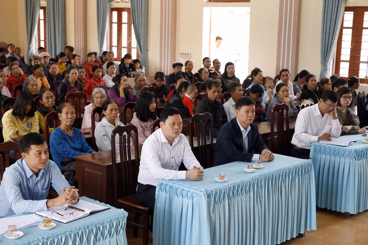 Quang cảnh buổi lễ trao quà Tết tại xã Hùng Xuyên. Ảnh: Tùng Dương.