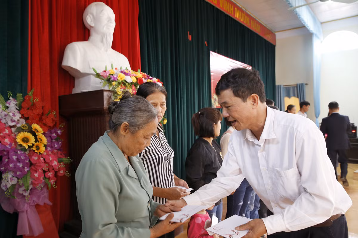 Ông Nguyễn Văn Hùng - phó Bí thư Đảng ủy xã Hùng Xuyên đang trao quà cho các hộ nghèo trong xã. Ảnh: Tùng Dương.