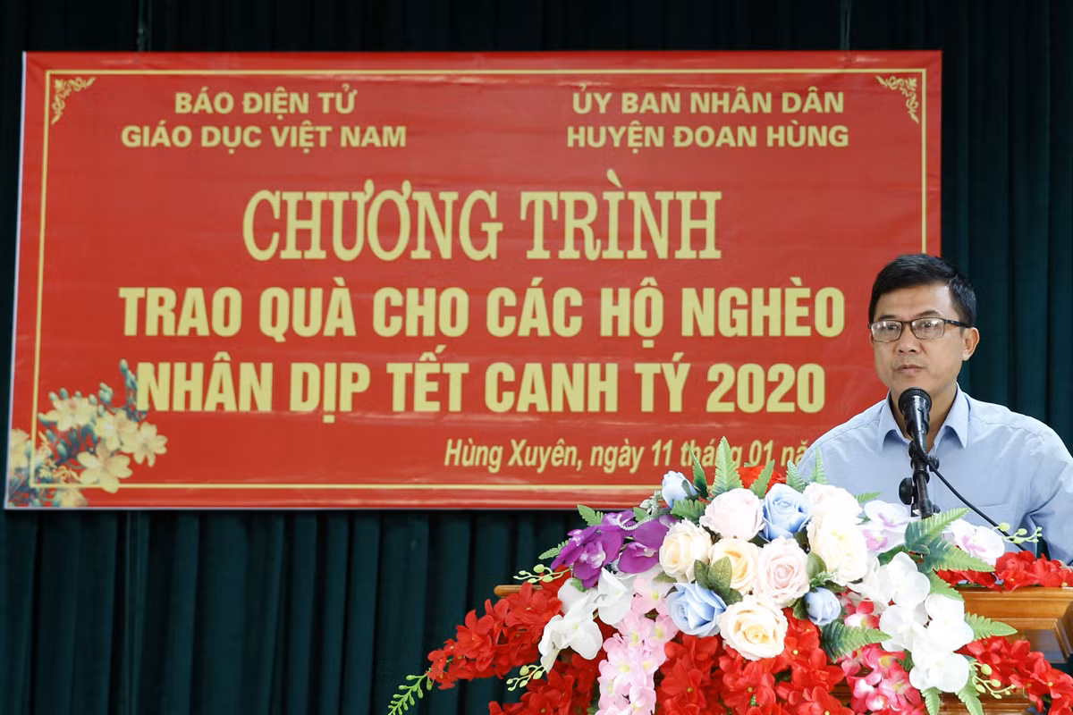Ông Bùi Chí Kiên - Chủ tịch Ủy ban nhân dân xã Hùng Xuyên đã nói lời cảm ơn trân thành đến nhà báo Nguyễn Tiến Bình - Tổng biên tập Báo điện tử Giáo dục Việt Nam. Ảnh: Tùng Dương.