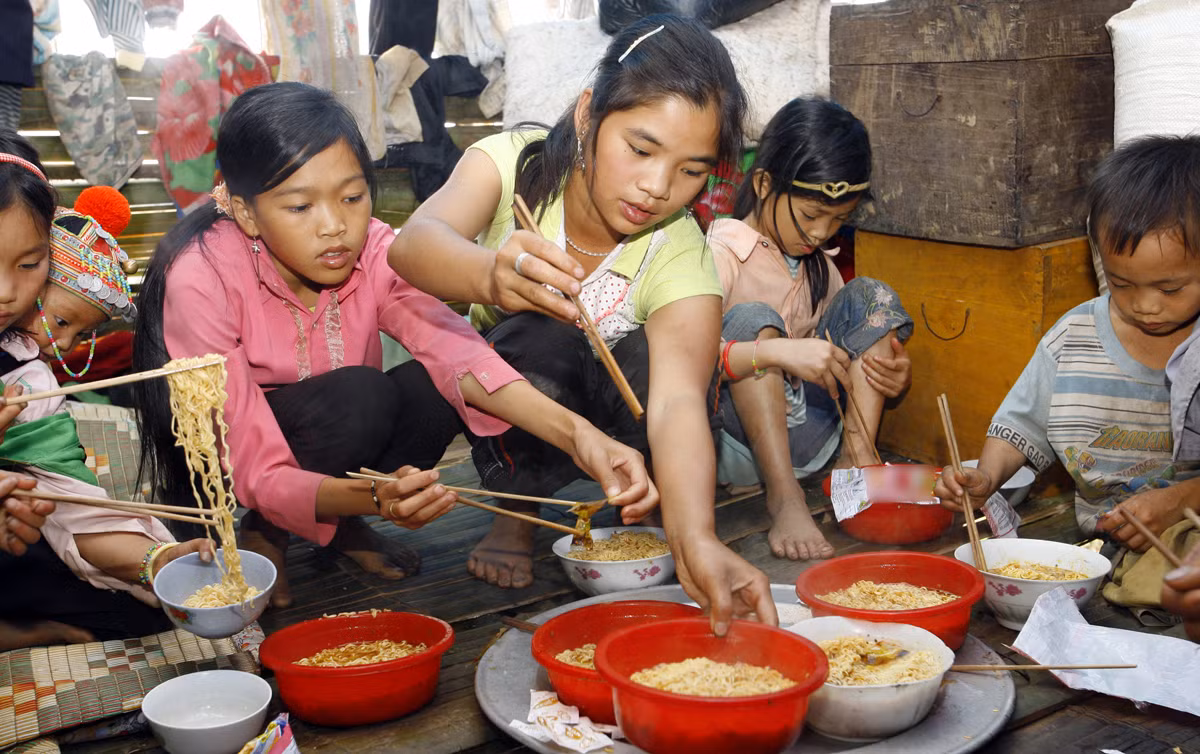 Sách giáo khoa là mặt hàng đặc biệt, vậy nên giá sách tăng cao sẽ ảnh hưởng đến những người dân ở vùng sâu, vùng xa đặc biệt khó khăn. Ảnh minh họa: Tùng Dương.