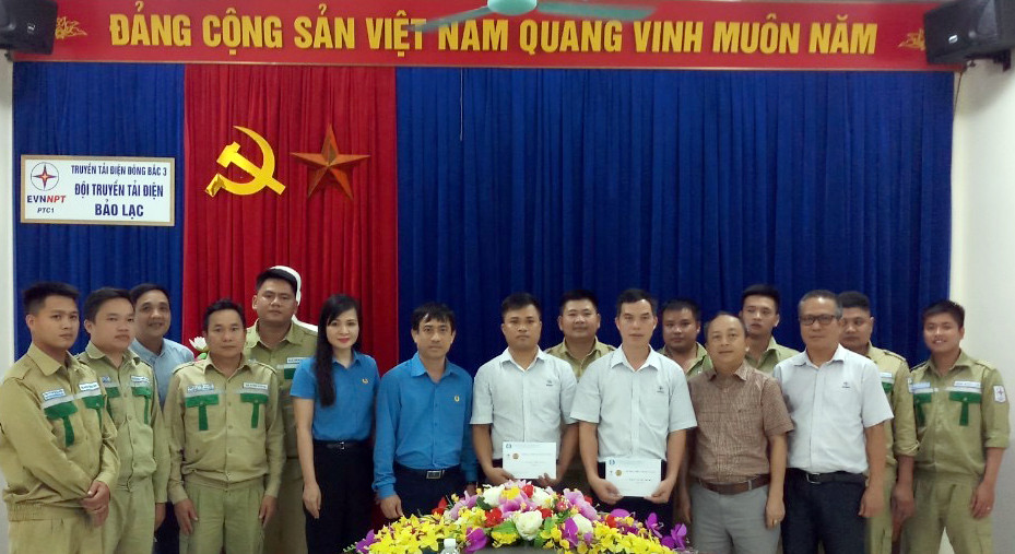 Thăm hỏi, tặng quà các đơn vị.Ảnh: EVNNPT.