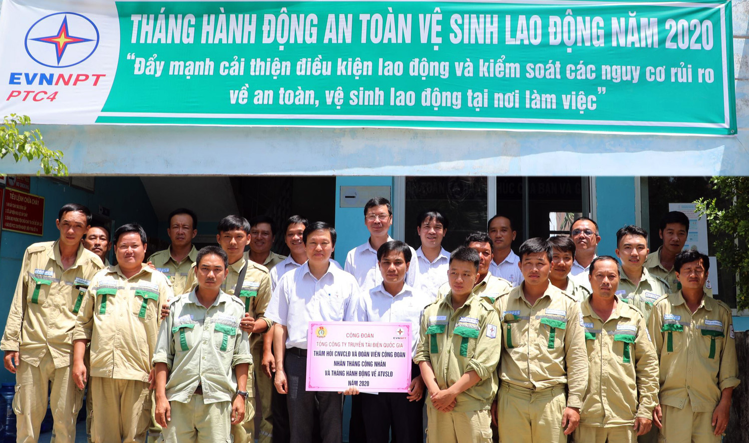 Thăm hỏi người lao động nhân Tháng Công nhân và Tháng hành động về An toàn vệ sinh lao động.Ảnh: EVNNPT.