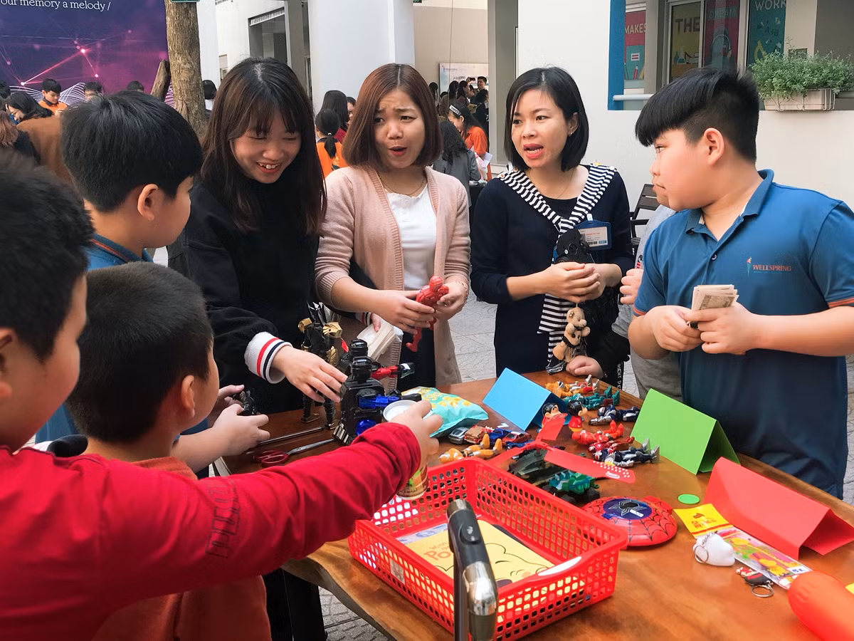 Dựa trên nền tảng kiến thức Toán học về tỷ số %, học sinh sẽ liên hệ tính thực tế của môn học thông qua việc lập kế hoạch, tính lỗ lãi cơ bản, tính tiền các mặt hàng giảm giá. Ảnh: Tùng Dương.