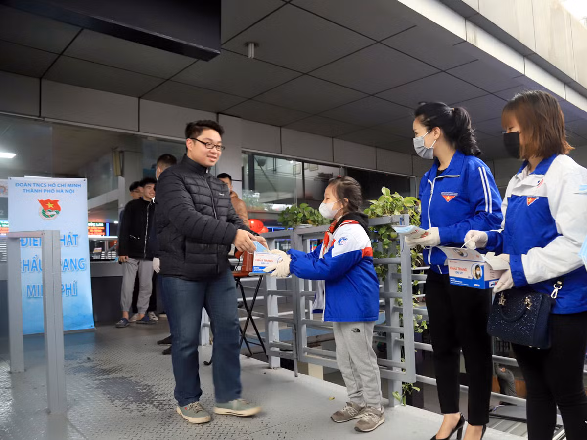 Số tiền mừng tuổi của Trinh được dùng để mua khẩu trang, nước rửa tay sát khuẩn và phát miến phí cho người dân. Ảnh: Thành Đoàn Hà Nội.