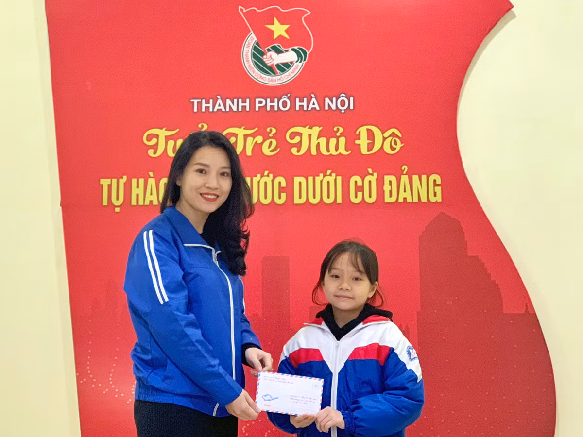 Bé Nguyễn Ngọc Trinh, học sinh lớp 4C1, trường tiểu học Đoàn Thị Điểm đã góp toàn bộ số tiền mừng tuổi để mua khẩu trang. Ảnh: Thành Đoàn Hà Nội.