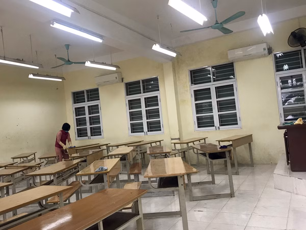 Tất cả bàn ghế đều được lau bằng thuốc khử khuẩn. Ảnh: Yên Hòa. Tất cả bàn ghế đều được lau bằng thuốc khử khuẩn. Ảnh: Yên Hòa.