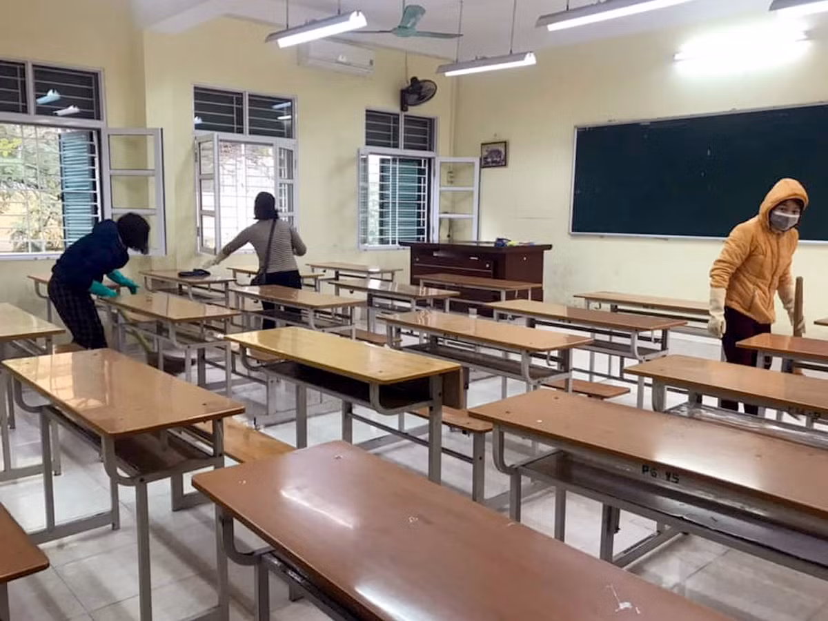 Công việc lau và khử khuẩn sẽ được ban giám hiệu nhà trường theo dõi và tiến hành thường xuyên. Ảnh: Yên Hòa. Công việc lau và khử khuẩn sẽ được ban giám hiệu nhà trường theo dõi và tiến hành thường xuyên. Ảnh: Yên Hòa.