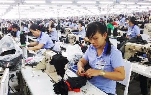 Người lao động cần tỉnh táo, suy xét để cùng chia sẻ với Nhà nước, DN và xã hội để vượt qua thử thách này, giữ và tiếp tục tham gia BHXH để bảo đảm an sinh xã hội khi tuổi già. Ảnh: DL. Người lao động cần tỉnh táo, suy xét để cùng chia sẻ với Nhà nước, DN và xã hội để vượt qua thử thách này, giữ và tiếp tục tham gia BHXH để bảo đảm an sinh xã hội khi tuổi già. Ảnh: DL.
