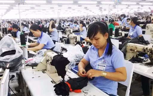 Người lao động cần tỉnh táo, suy xét để cùng chia sẻ với Nhà nước, DN và xã hội để vượt qua thử thách này, giữ và tiếp tục tham gia BHXH để bảo đảm an sinh xã hội khi tuổi già. Ảnh: DL. Người lao động cần tỉnh táo, suy xét để cùng chia sẻ với Nhà nước, DN và xã hội để vượt qua thử thách này, giữ và tiếp tục tham gia BHXH để bảo đảm an sinh xã hội khi tuổi già. Ảnh: DL.