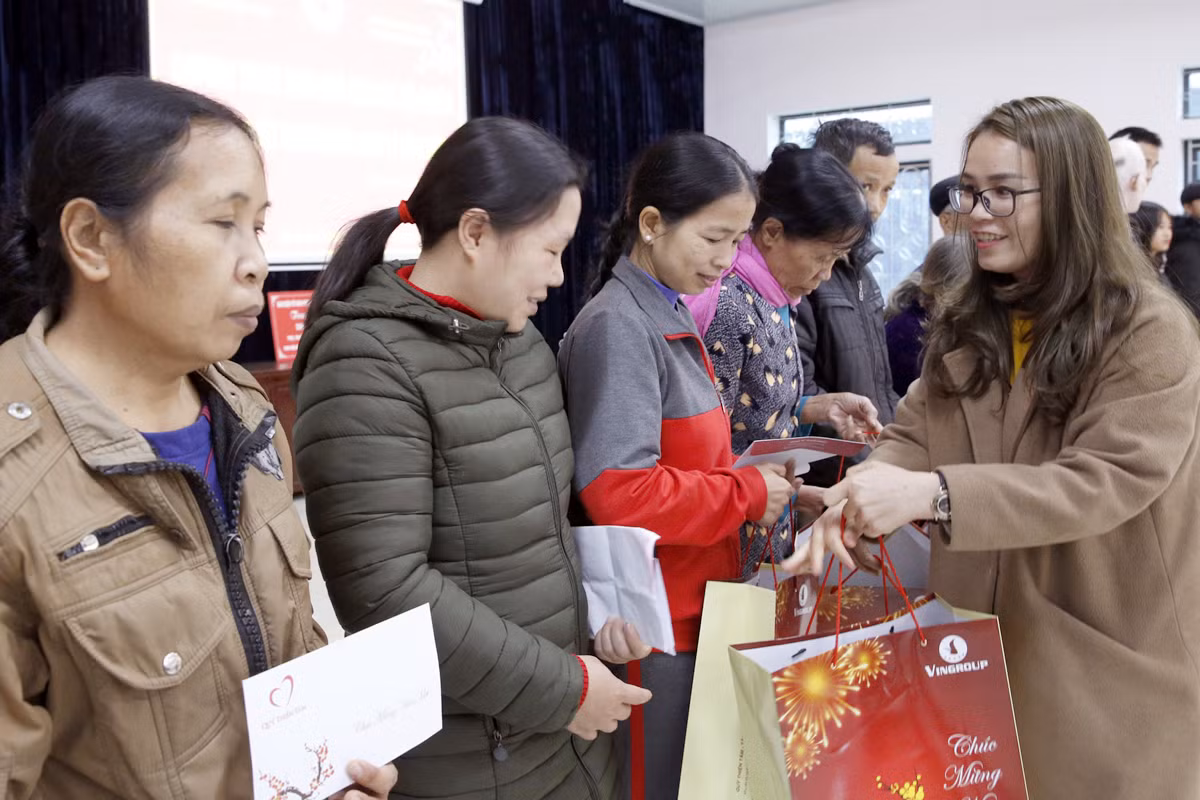 Bà Nguyễn Kim Oanh - cán bộ Trung tâm Y tế huyện Thanh Sơn đang trao quà cho các hộ có hoàn cảnh khó khăn. Ảnh: Tùng Dương.