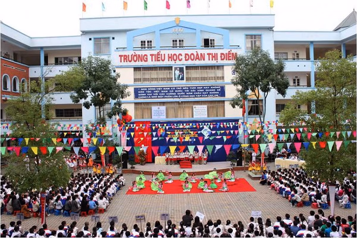 Giáo viên sẽ gửi hướng dẫn học tại nhà và sẽ hỗ trợ học sinh ôn tập kiến thức khi con đi học trở lại. Những học sinh nào đi học thì nhà trường vẫn tổ chức dạy bình thường. Ảnh: ĐTĐ.