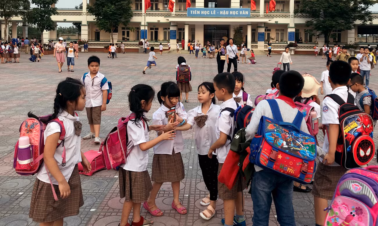 Việc thay đổi này cần phải có thời gian để các giáo viên làm quen và bắt kịp với phương pháp dạy mới phát triển năng lực học sinh thay vì phương pháp cũ. Sự thay đổi này không thể trong 1-2 tháng được. Ảnh minh họa: Tùng Dương. Việc thay đổi này cần phải có thời gian để các giáo viên làm quen và bắt kịp với phương pháp dạy mới phát triển năng lực học sinh thay vì phương pháp cũ. Sự thay đổi này không thể trong 1-2 tháng được. Ảnh minh họa: Tùng Dương.