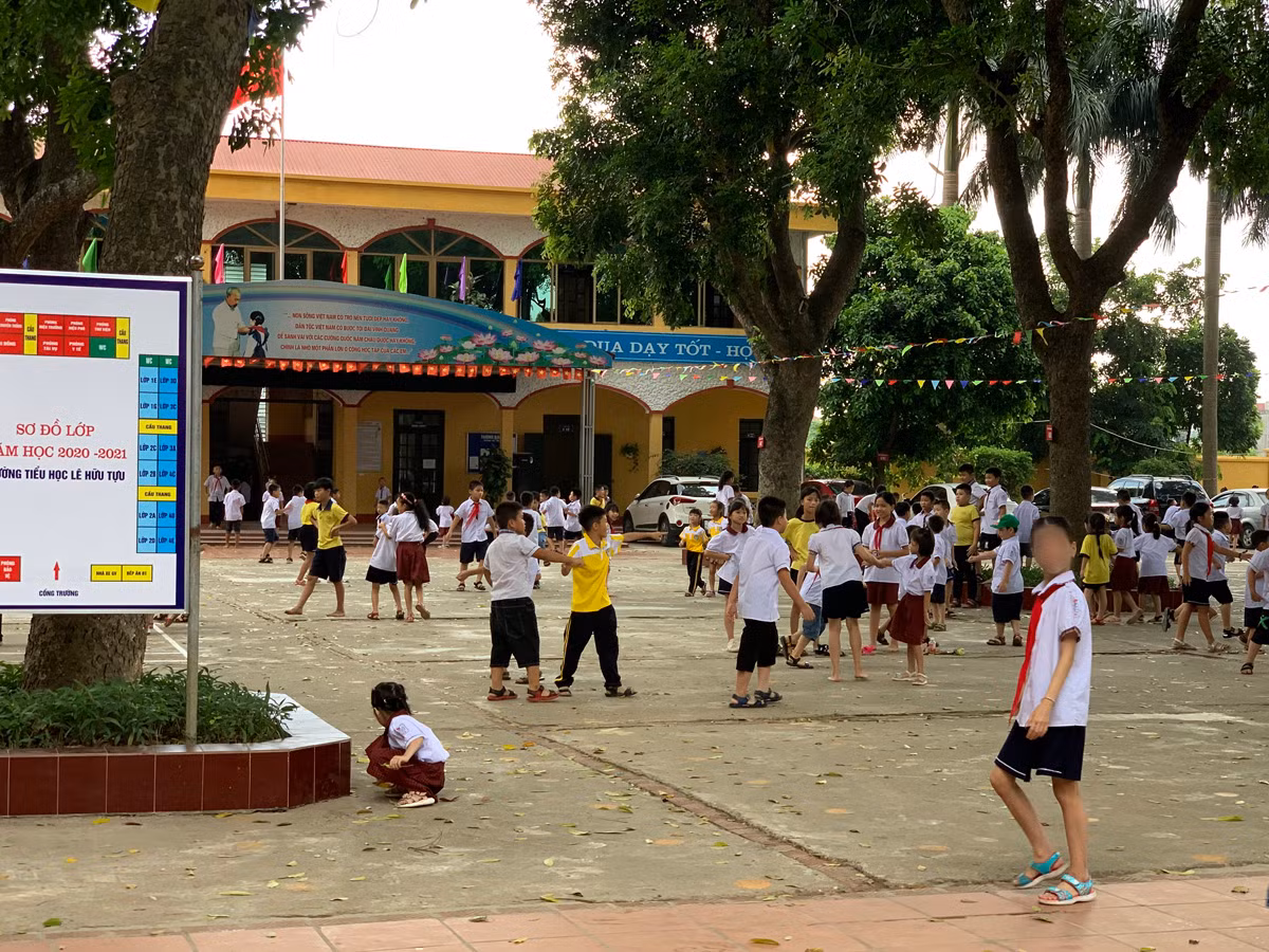 Hàng chục học sinh Trường tiểu học Lê Hữu Tựu (huyện Đông Anh, Hà Nội) ngộ độc phải nhập viện, xem xét trách nhiệm của bà Hiệu trưởng Dương Thị Lan Phương như thế nào? Ảnh: Tùng Dương.