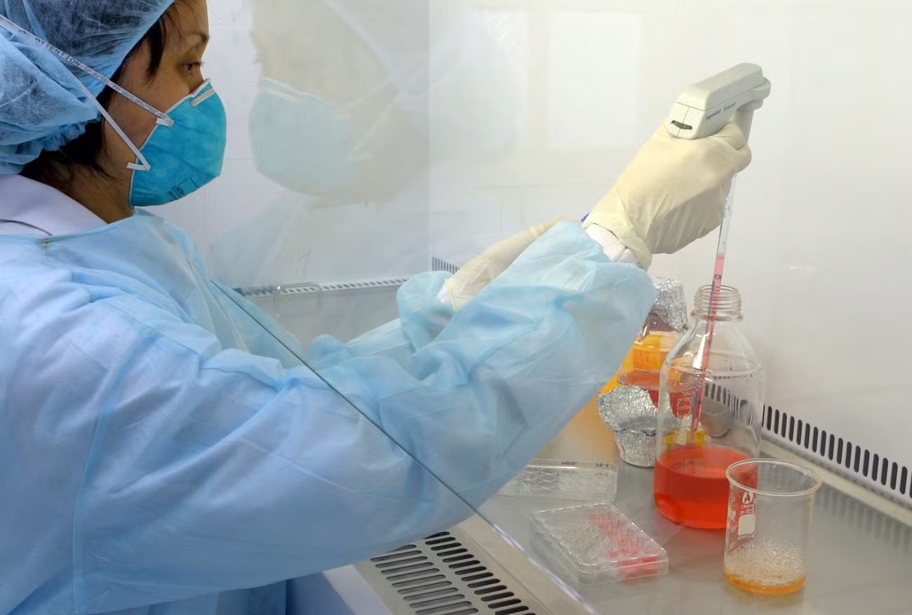Việt Nam tiếp tục được công nhận là một trong số ít quốc gia làm chủ được công nghệ sản xuất vắc xin, tự nghiên cứu sản xuất vắc xin. Ảnh minh họa: Tùng Dương.