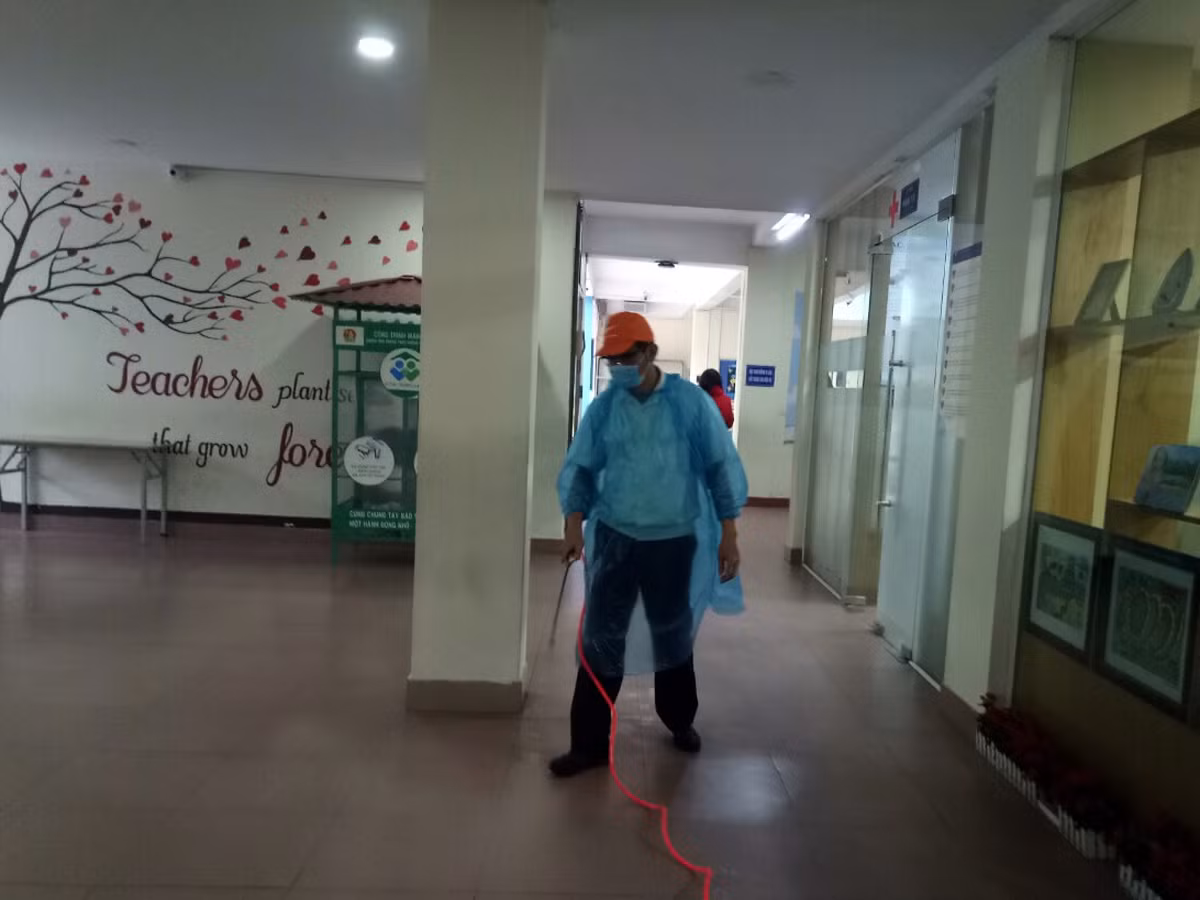 Khử trùng toàn bộ khuôn viên và các trang thiết bị trong nhà trường. Ảnh: TD. Khử trùng toàn bộ khuôn viên và các trang thiết bị trong nhà trường. Ảnh: TD.