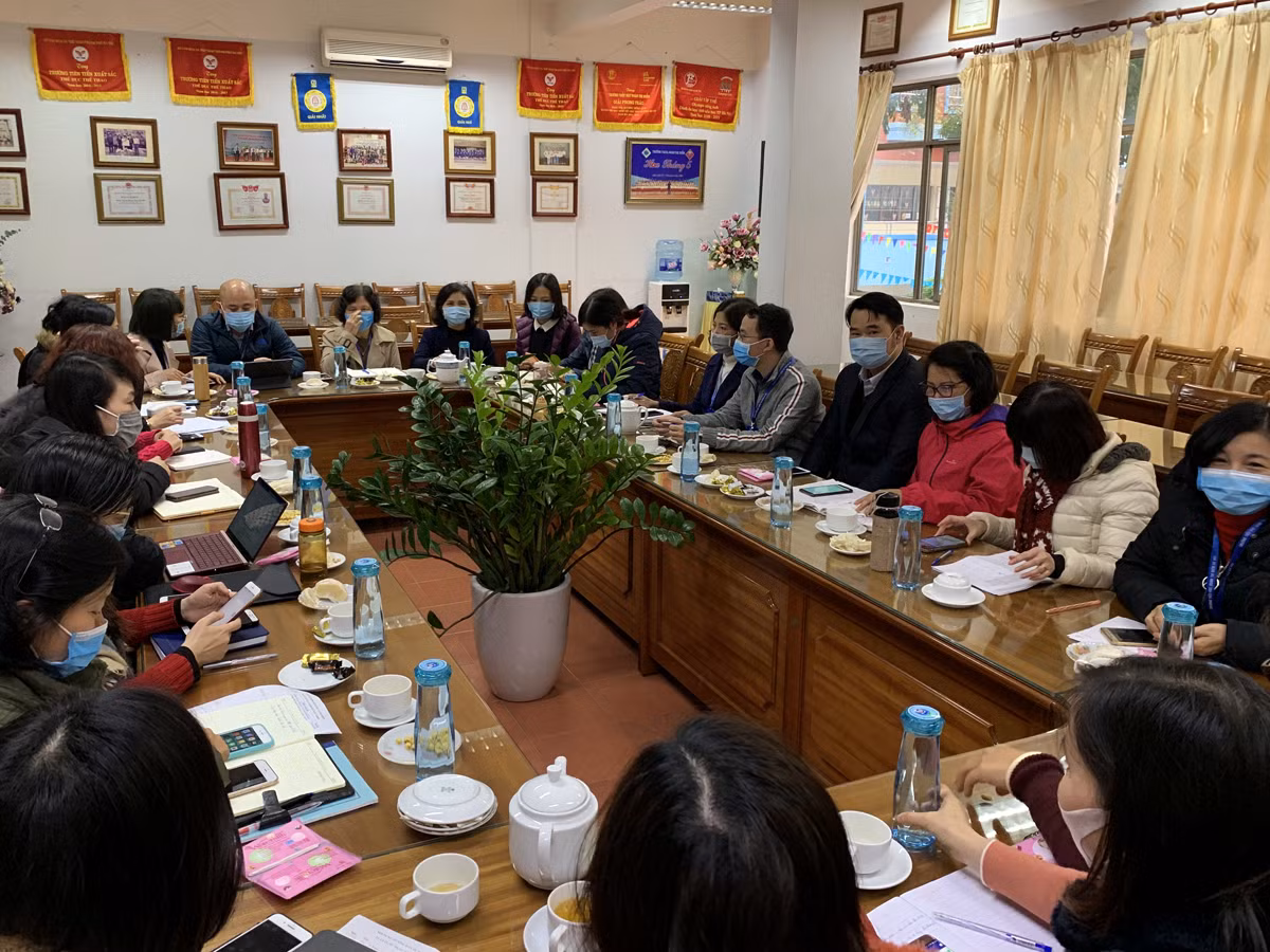 Sáng 3/2/2020 toàn bộ ban giám hiệu và giáo viên của nhà trường cũng đã họp tại trường để triển khai mọi công tác hỗ trợ học sinh học tập tại nhà. Ảnh: Tùng Dương. Sáng 3/2/2020 toàn bộ ban giám hiệu và giáo viên của nhà trường cũng đã họp tại trường để triển khai mọi công tác hỗ trợ học sinh học tập tại nhà. Ảnh: Tùng Dương.