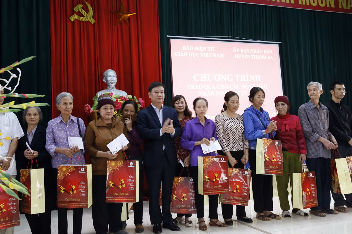 Nhà báo Nguyễn Tiến Bình - Tổng biên tập Báo điện tử Giáo dục Việt Nam trao quà Tết cho các hộ nghèo tại xã Đồng Xuân, huyện Thanh Ba, Phú Thọ. Ảnh: Tùng Dương.