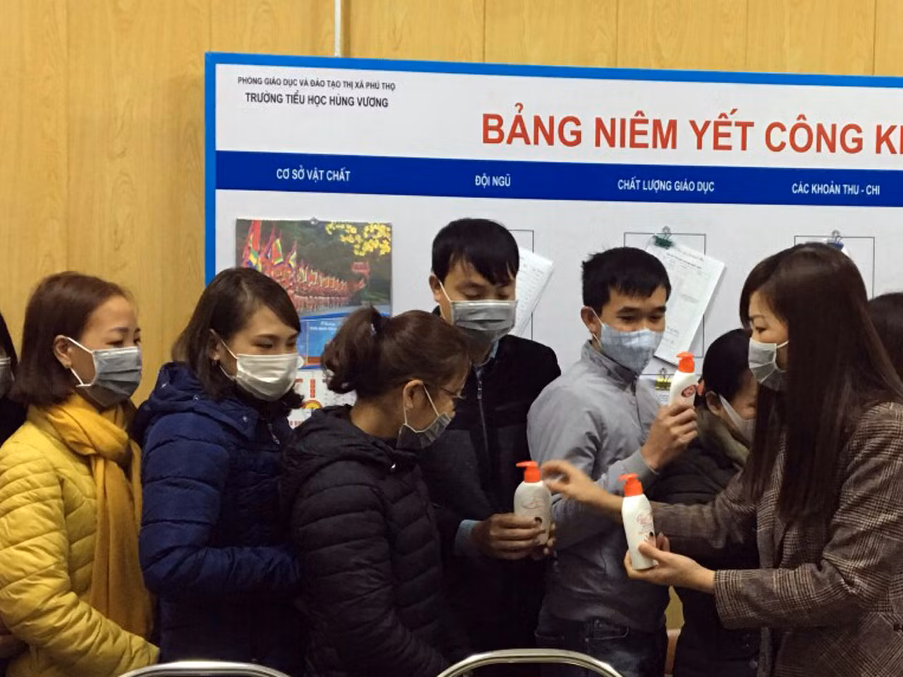 Phát xà phòng diệt khuẩn để các giáo viên hướng dẫn cho học sinh khi rửa tay. Ảnh: Phòng Giáo dục và Đào tạo Thị xã Phú Thọ, cung cấp.