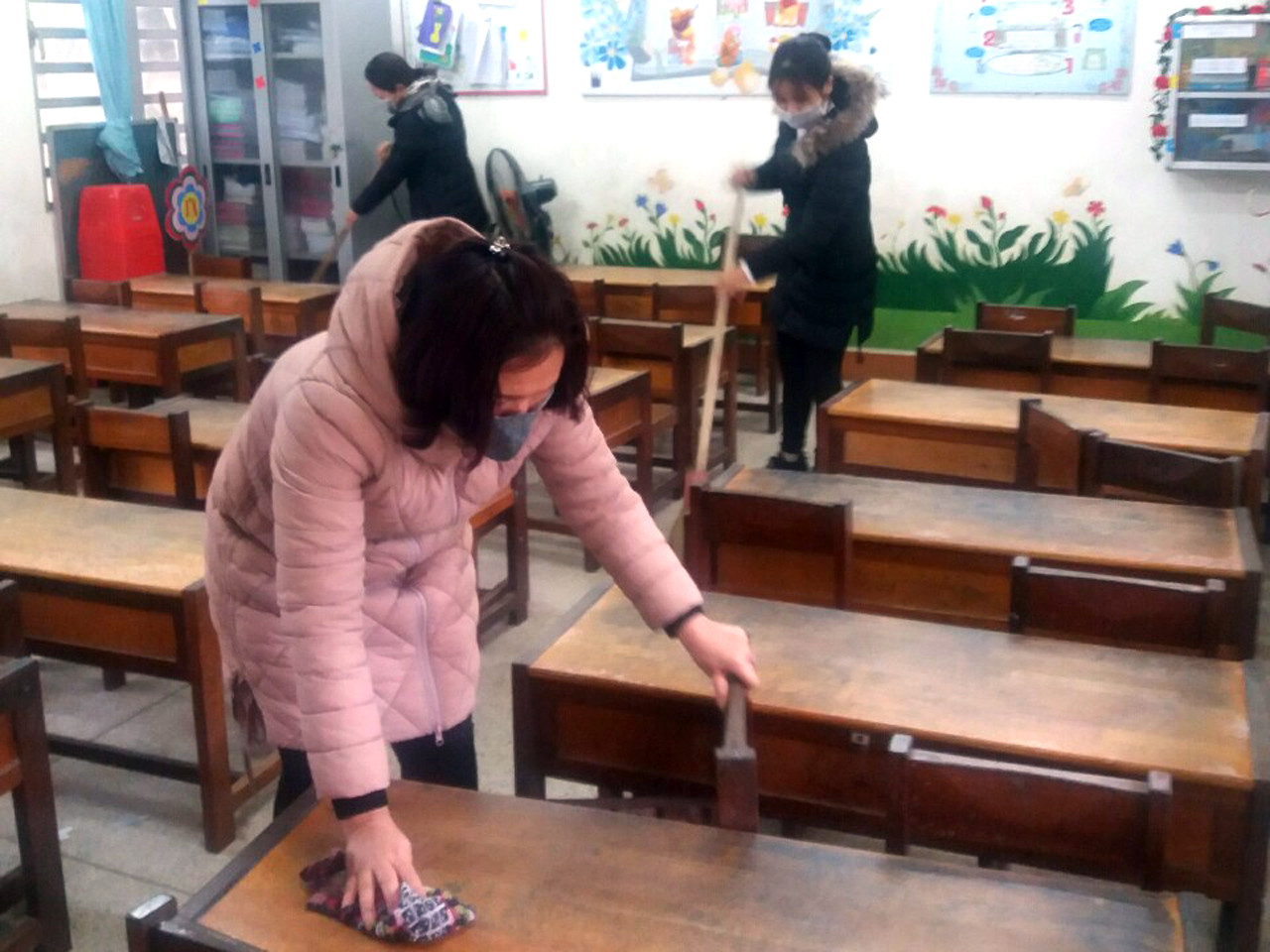 Phân công giáo viên, nhân viên trực tại trường đảm bảo công tác an ninh, an toàn trường học và công tác phòng, chống dịch. Ảnh: Phòng Giáo dục và Đào tạo Thị xã Phú Thọ, cung cấp.