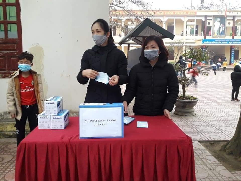 Phát khẩu trang cho học sinh và cán bộ giáo viên tại các trường trên địa bàn Thị xã Phú Thọ trong buổi học đầu tiên sau Tết. Ảnh: Phòng Giáo dục và Đào tạo Thị xã Phú Thọ, cung cấp.