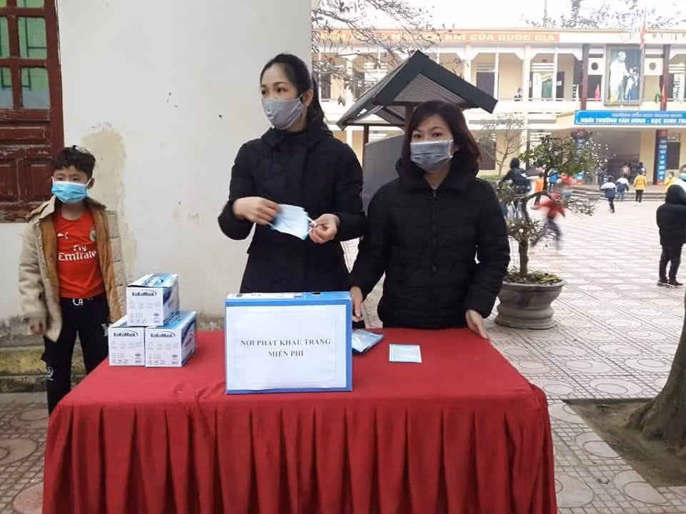 Phát khẩu trang cho học sinh và cán bộ giáo viên tại các trường trên địa bàn Thị xã Phú Thọ trong buổi học đầu tiên sau Tết. Ảnh: Phòng Giáo dục và Đào tạo Thị xã Phú Thọ, cung cấp.